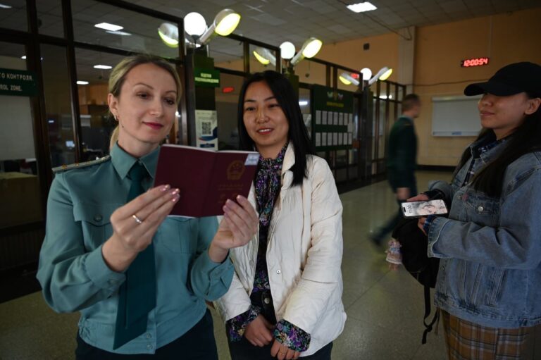 Таможенники проверяют паспорта лиц пересекающих границу