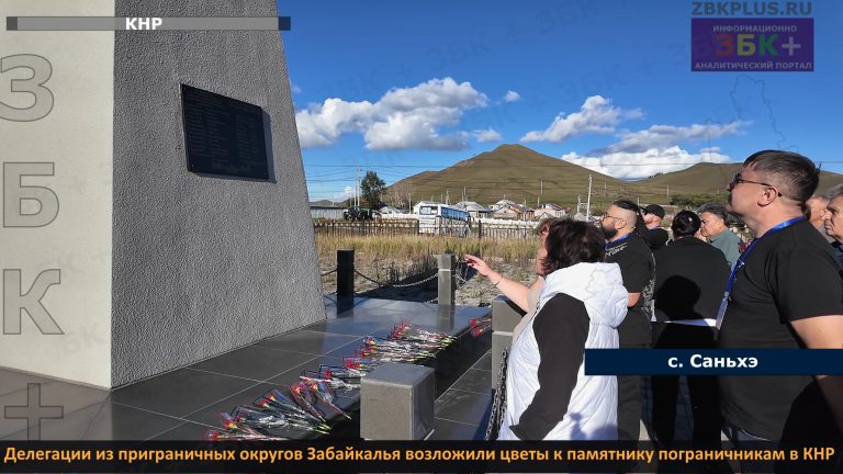 КНР Саньхэ возложение цветов к памятнику - 2
